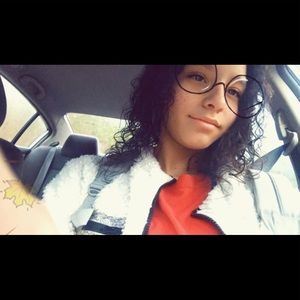 Meet your Posher, Malia